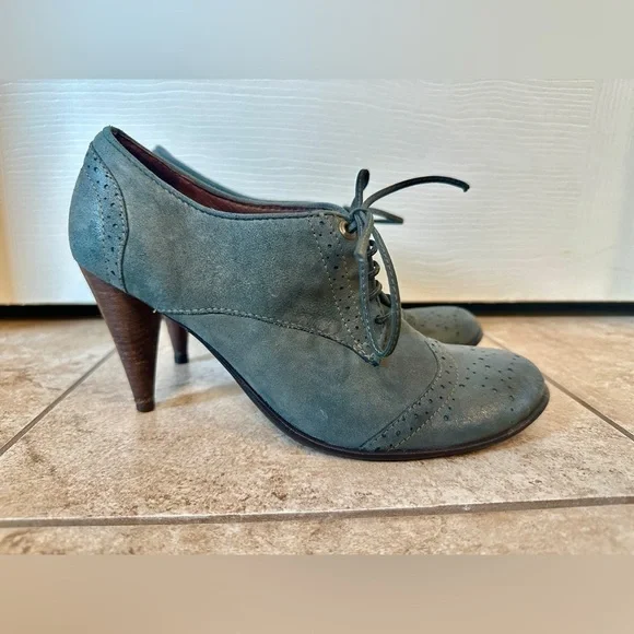 Bernardo suede lace up suede shoes - Picture 3 of 10